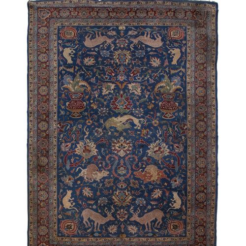 Tapis con sfondo blu e bordo bordeaux
Decorato con animali, bouquet e vasi di fi&hellip;