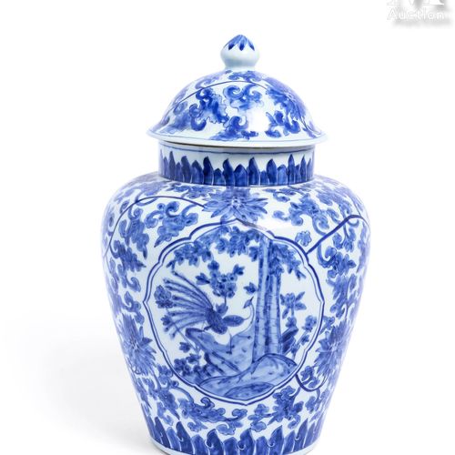 CHINE Gedeckter Topf aus weißem und blauem Porzellan mit Blumen- und Vogeldekor.&hellip;