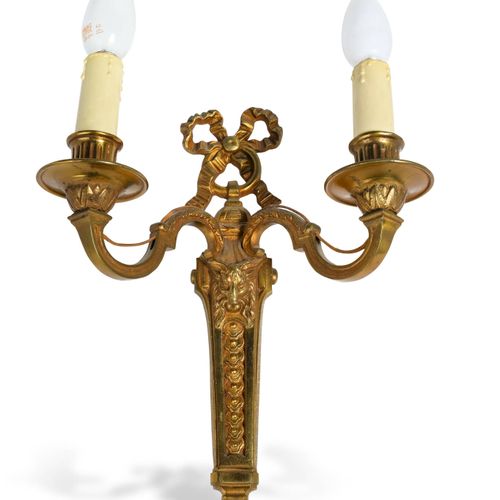 Applique 鎏金青铜，有两个灯臂，轴上有一个马头装饰，顶部有一个丝带蝴蝶结
路易十五风格
高度：32厘米