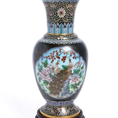JAPON Vase en cuivre et émaux cloisonné à décor polychrome de grues et paons en &hellip;