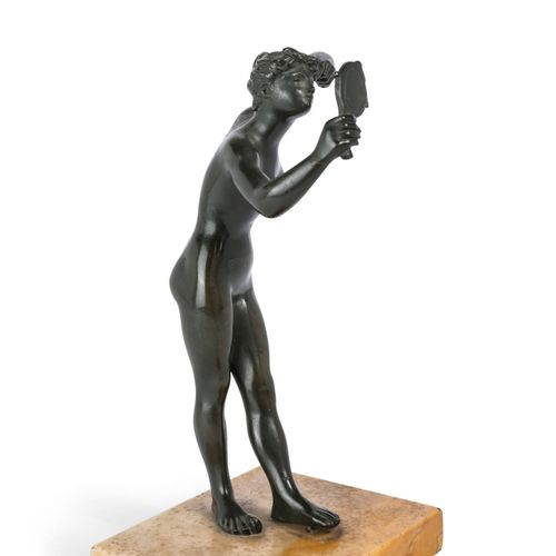 Femme au miroir Bronze à patine noire, reposant sur un socle en marbre, représen&hellip;