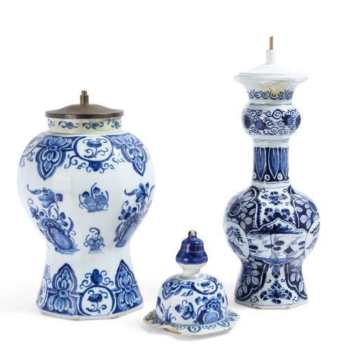 DELFT 两只装在灯下的花瓶： 
-一个蓝色装饰的釉面陶器柱形花瓶。直径：46厘米（筹）。 
-釉面陶器瓶，有蓝色装饰。直径：35.5厘米（碎片和修复）。
1&hellip;