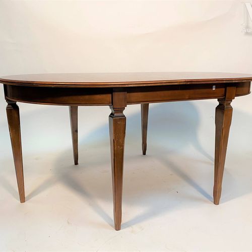 Table ovale en bois naturel à bandeau, sur 4 pieds gaine. 
97 x 50 x 46,5 cm
Ave&hellip;