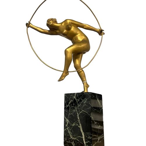 Nino DE FIESOLE (XIX-XX) 一件镀金的青铜雕塑，一个裸体女人手里拿着一个大铁环。底座为绿色大理石，有白色纹路。
大理石上的签名是 "De &hellip;