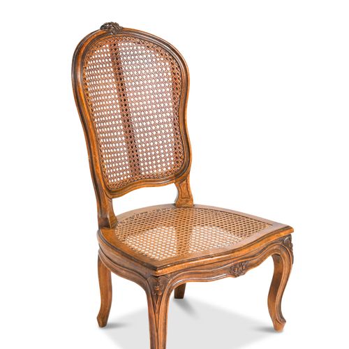 Chaise cannée en bois naturel mouluré sculpté
Style Louis XV
H : 82 - L : 48 - P&hellip;