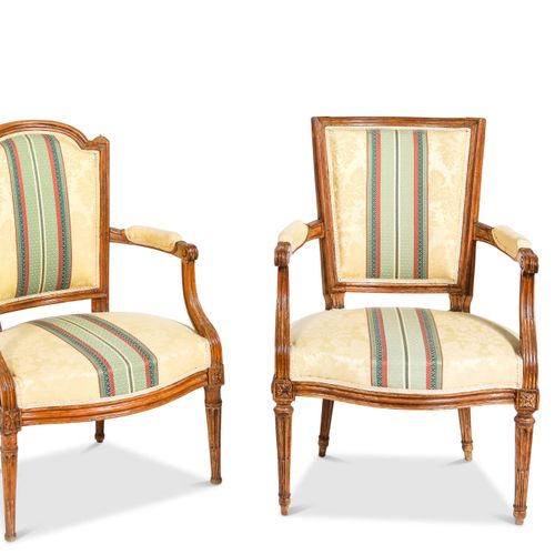 Deux fauteuils 天然木制，模制，雕刻，有直背和宪兵帽，靠在凹槽腿上
带条纹的黄色织物
路易十六风格
高：87 - 宽：57 - 深：49厘米