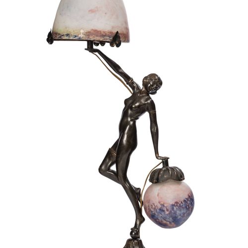 Travail Art Déco 一盏青铜台灯，上面有一位正在跳舞的裸体女人的铜像，她的两只手分别拿着带有粉末夹层的玻璃灯泡盖。
灯罩上有 "Le Verre &hellip;