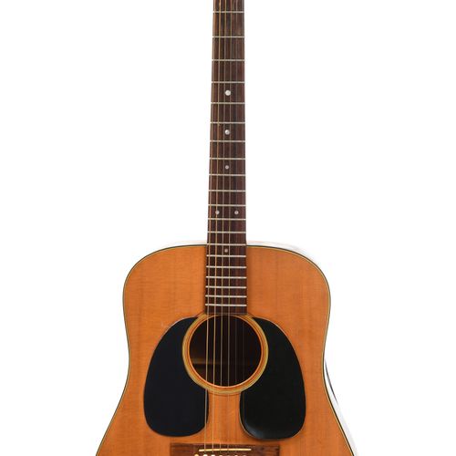 Guitare folk MARTIN
Modell D18. Nummer 302798. 
Boden und Zargen aus Mahagonifur&hellip;