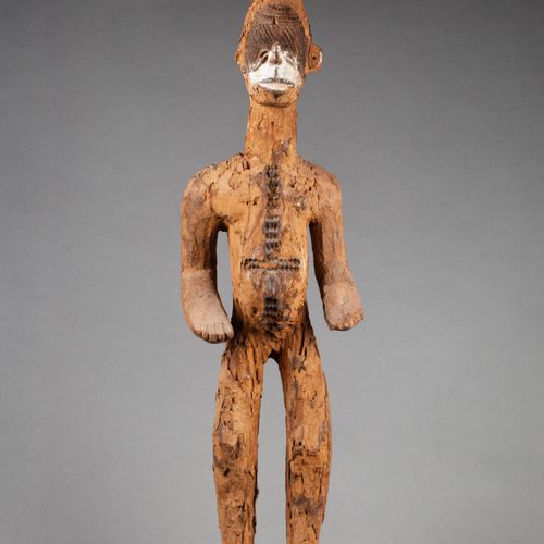 Très ancienne statue Alusi (Igbo) présentant un personnage debout au ventre géné&hellip;