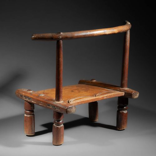 Petite chaise traditionnelle reposant sur quatre pieds, l’assise sculptée en rel&hellip;