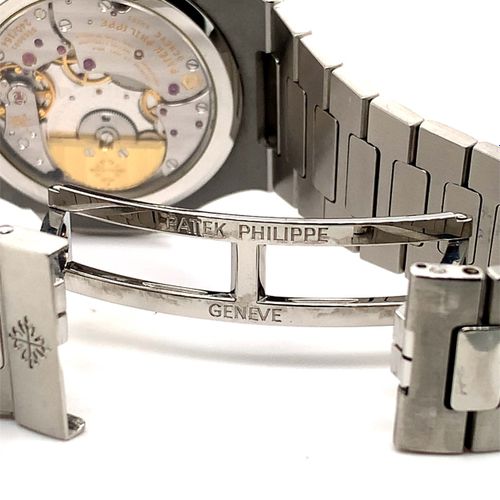Patek Philippe 运动型日内瓦腕表，带月相、指针式日期和动力储备指示器--带原包装盒、百达翡丽皮箱、原证书、小册子、原销售标签和说明书

，机芯编号&hellip;