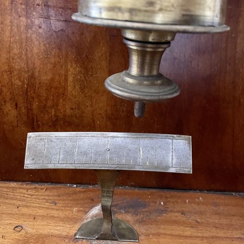 Carl Meyer, Trittau 有趣的，优雅的精密秒针摆钟，带有调节器表盘 - 附有一块石头广告板和两本1877-1887年和1902-1929年的销售&hellip;
