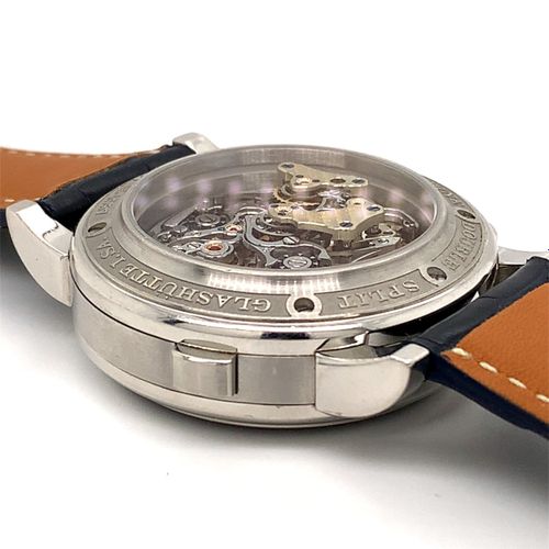 A. Lange & Söhne 重型格拉苏蒂铂金腕表，带飞返计时码表、双响铃和38小时动力储备显示。这款手表来自第一款带有自制摆轮游丝的参考资料--带有原版盒&hellip;