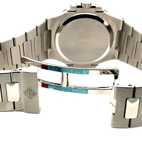 Patek Philippe 具有传奇色彩的日内瓦腕表，带有中央秒针和日期，来自Nautilus Midsize经典型号3800的第一个系列。该表于2021年3&hellip;