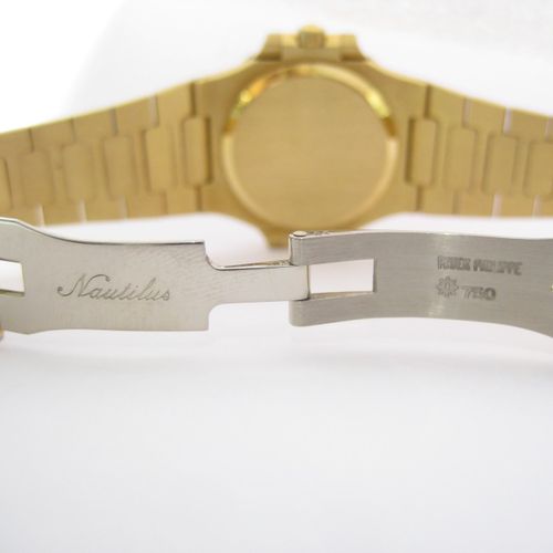 Patek Philippe 传说中的、几乎全新的日内瓦腕表，带有中央秒针和日期，来自Nautilus Midsize第二系列的经典型号3800--带原装盒子
&hellip;
