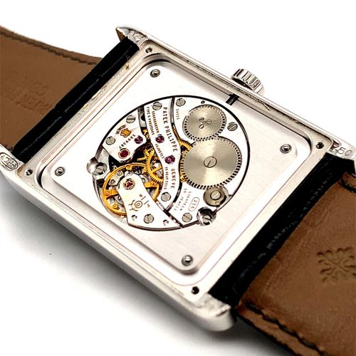Patek Philippe 极其精美的大型日内瓦腕表，带小秒针，原包装盒，百达翡丽皮箱，宣传册，原证书和文件

机芯编号：1899387，型号：5109G-0&hellip;