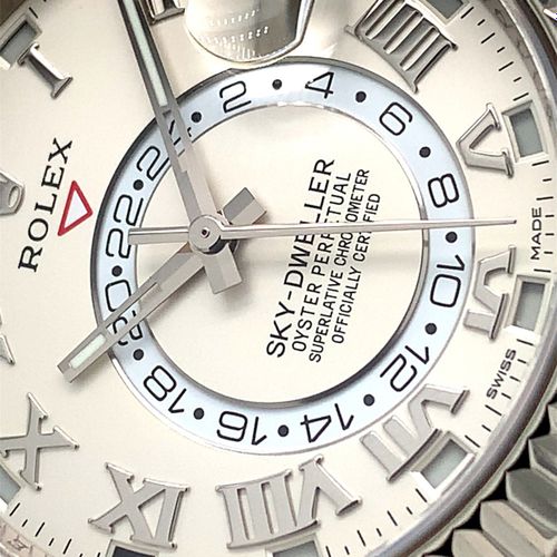Rolex Sky Dweller 非常有吸引力的腕表，带有日期、年历和第二时区 带有原包装盒、保修卡、说明书、小册子、劳力士密封标签和原劳力士销售标签 全套 &hellip;