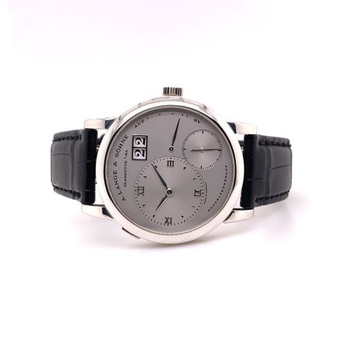 A. Lange & Söhne 沉重而罕见的格拉苏蒂腕表，带有朗格大日期和72小时动力储备显示，铂金表壳，带有朗格公司的原产地证明。这是1994年推出的第一个&hellip;