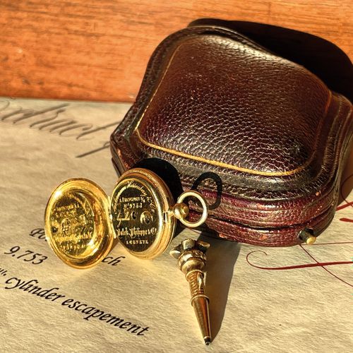 Patek Philippe & Co. 令人愉快的、极其罕见的日内瓦微型怀表，为德国市场提供了圆柱形擒纵机构，是当时最小的手表之一。1857年6月售出，并交付&hellip;