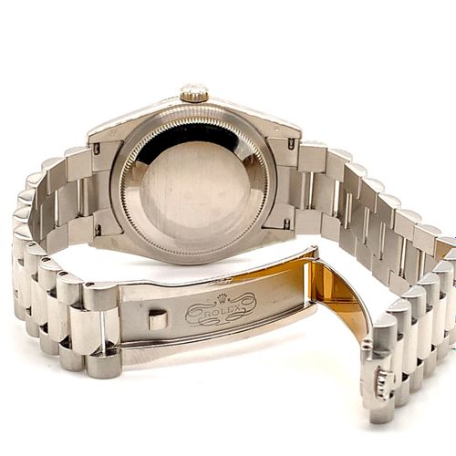 Rolex 
Reloj de pulsera de platino muy atractivo, casi nuevo y pesado, con indic&hellip;