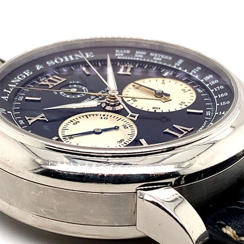 A. Lange & Söhne 重型格拉苏蒂铂金腕表，带飞返计时码表、双响铃和38小时动力储备显示。这款手表来自第一款带有自制摆轮游丝的参考资料--带有原版盒&hellip;