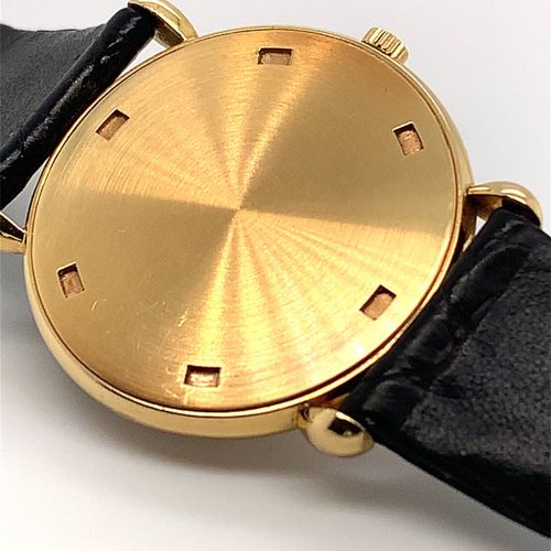 Patek Philippe 优雅、平坦的日内瓦腕表--由珠宝商Gübelin出售，带有原包装盒、皮套和原证书

，机芯编号1370473，型号3820，机芯1&hellip;