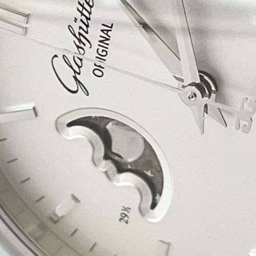 Glashütte Original Elegante Armbanduhr mit Panoramadatum und Mondphase

Werknr. &hellip;