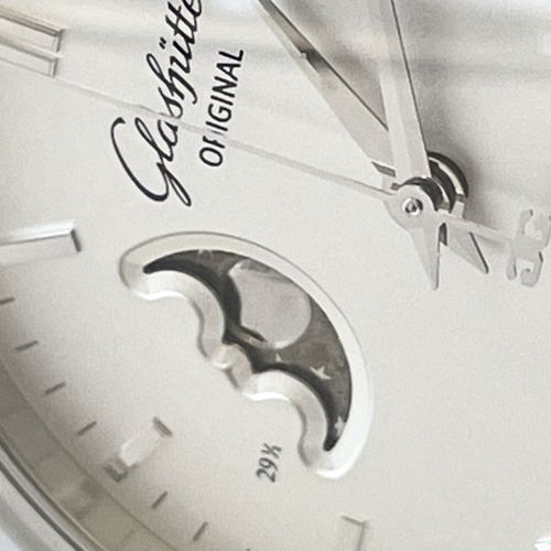 Glashütte Original 优雅的腕表，带全景日期和月相

，机芯编号23679，型号100-04-13-02-04，机芯编号0539，尺寸39毫米，&hellip;