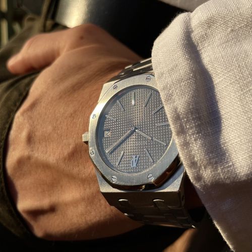 Audemars Piguet 令人惊叹的日内瓦复古腕表，带有日期显示和 "热带表盘"--来自 "C "系列的邪典腕表。该表于2021年8月在爱彼

，机芯编号&hellip;