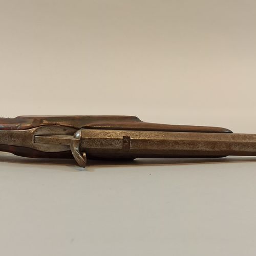 Pistolet de salon type FLOBERT. 
Crosse en bois sculptée de cannelures, garnitur&hellip;