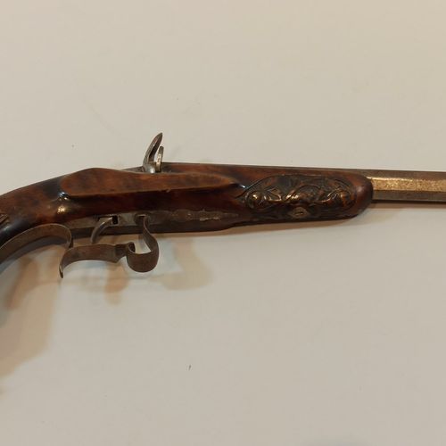 Pistolet de salon type FLOBERT. 
Crosse en bois sculptée de cannelures, garnitur&hellip;