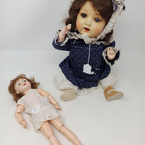 两个娃娃，纸板头，包括一个1930年代的沐浴者，高=44厘米和一个小的法国娃娃，高=29厘米。