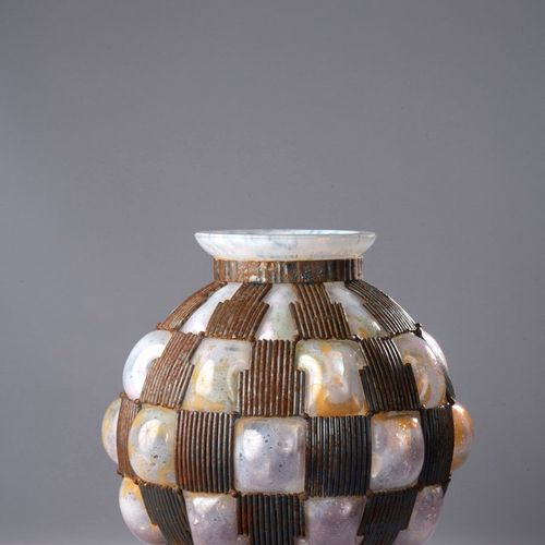 DAUM & MAJORELLE (attribué à) - NANCY 
Vase sphérique en verre mélangé blanc et &hellip;