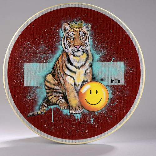 IRON (né en 1995) 
Tiger Smile 
Technique mixte sur panneau de signalisation 
Si&hellip;