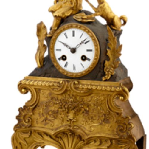 Null Pendule de cheminée. Style Louis XV, France vers 1900. Chasseur avec chien &hellip;