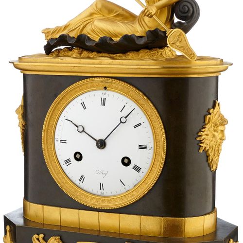 Null Le Roy "壁炉钟。帝国风格，巴黎，19世纪。 维纳斯坐在一个贝壳上。金属，深棕色，有镀金的青铜应用。珐琅表盘上有LE ROY的签名。用一个铃铛锚&hellip;