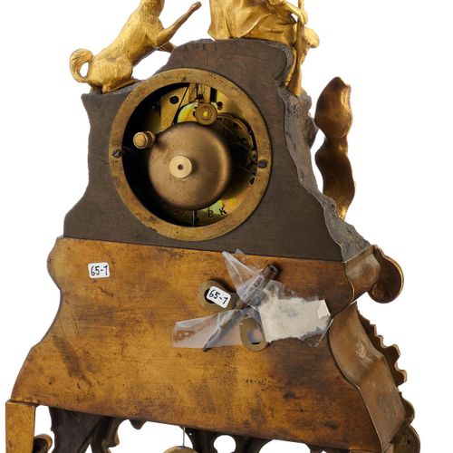 Null 壁炉时钟。路易十五风格，法国约1900年。 猎人与狗和野兔。鎏金青铜。巴黎的运动。深度：8厘米 宽度：26厘米 高度：35厘米