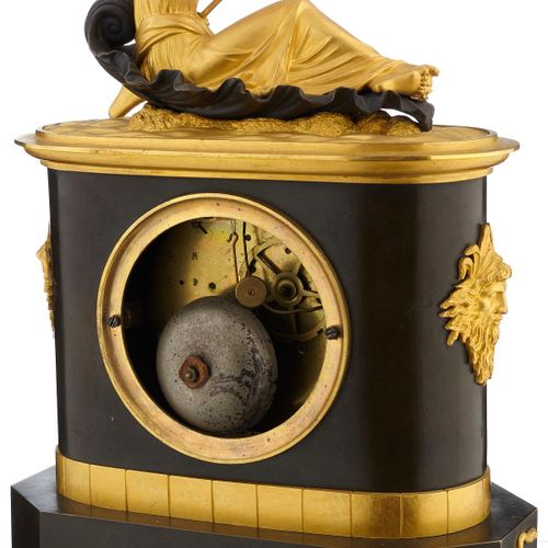Null Le Roy "壁炉钟。帝国风格，巴黎，19世纪。 维纳斯坐在一个贝壳上。金属，深棕色，有镀金的青铜应用。珐琅表盘上有LE ROY的签名。用一个铃铛锚&hellip;
