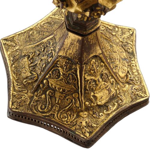Null 晚期哥特式骨灰盒 意大利，16世纪。 铜制，有火镀金的残留物。底部有丰富的装饰，十字冠。松动的盖子。有老化和使用的痕迹 高度：28厘米