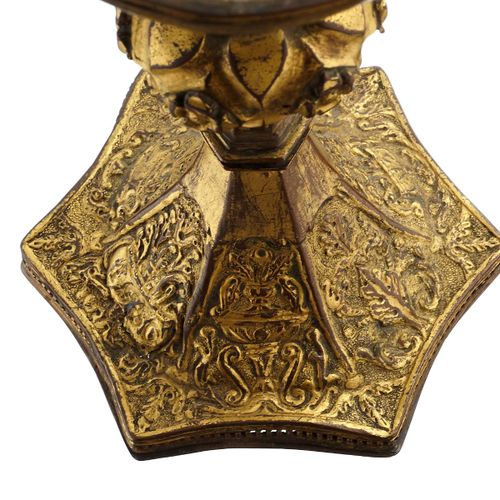 Null 晚期哥特式骨灰盒 意大利，16世纪。 铜制，有火镀金的残留物。底部有丰富的装饰，十字冠。松动的盖子。有老化和使用的痕迹 高度：28厘米
