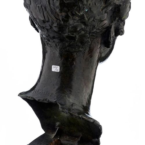Null 吉斯勒-汉斯背面有签名。日期为1927年，安装在一个石头底座上。高度：带底座40厘米。青铜器雕塑，有光泽