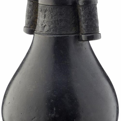 Null 小青铜花瓶
中国 17/18世纪，用于箭术的花瓶。稀疏的古式装饰。有小的凹痕。
调用日期: 01.06.2023
大概的调用时间：10:58
