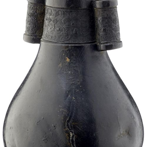 Null 小青铜花瓶
中国 17/18世纪，用于箭术的花瓶。稀疏的古式装饰。有小的凹痕。
调用日期: 01.06.2023
大概的调用时间：10:58