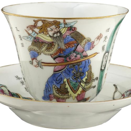Null 一对茶杯和茶托
中国 19世纪，薄瓷。在 "Famille rose "调色板上精细地绘制了历史人物和文字刻痕。金色有点擦伤
调用日期: 01.06.&hellip;