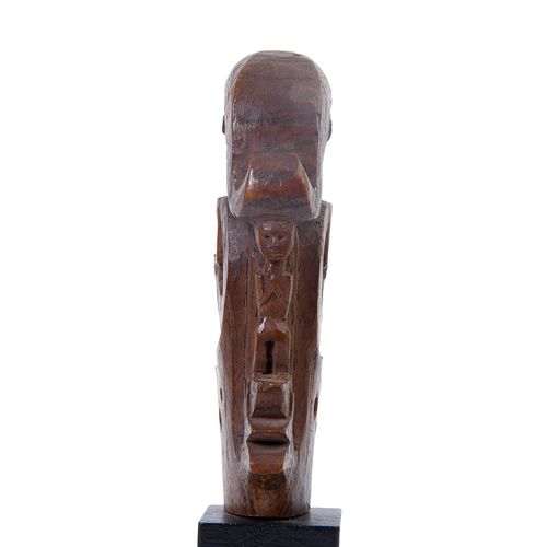 Batak, fragment of Hasapi; Batak, Fragment von Hasapi; eine sitzende Figur. H. 1&hellip;