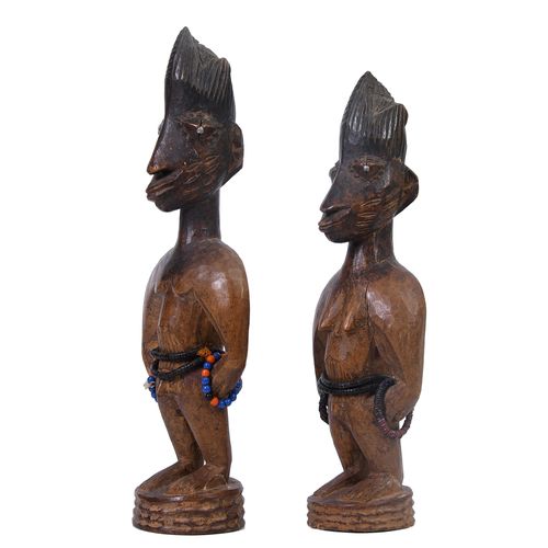 Oyo City, Igbuke style, a pair of Ibeji figures. Oyo City, Igbuke-Stil, ein Paar&hellip;