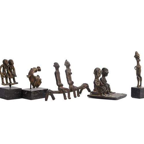 Ghana, two Akan sculptures of seated couples. Ghana, dos esculturas Akan de pare&hellip;