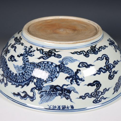 China, large blue and white porcelain 'dragon' bowl, 20th century, 中国，大型青花瓷 "龙 "&hellip;