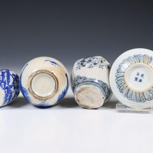 China, vier diverse kleine blauw-wit porseleinen vaasjes, 19e-20e eeuw, China, c&hellip;