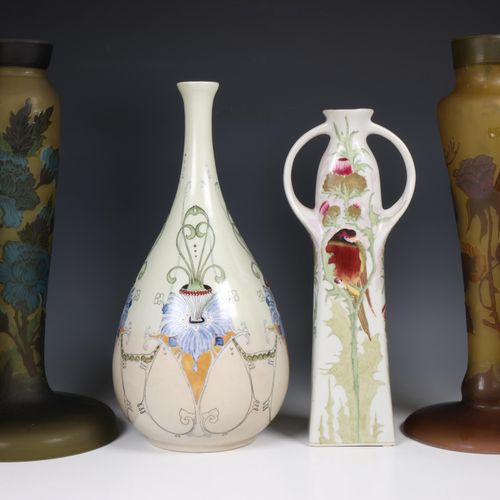 Twee cameo glazen lampvoeten naar Gallé, twee porseleinen vazen met floraal deco&hellip;